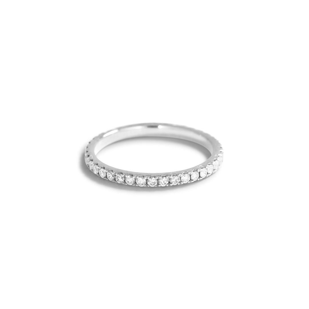 Eternityring i v-split i hvidguld med 0,01 ct.