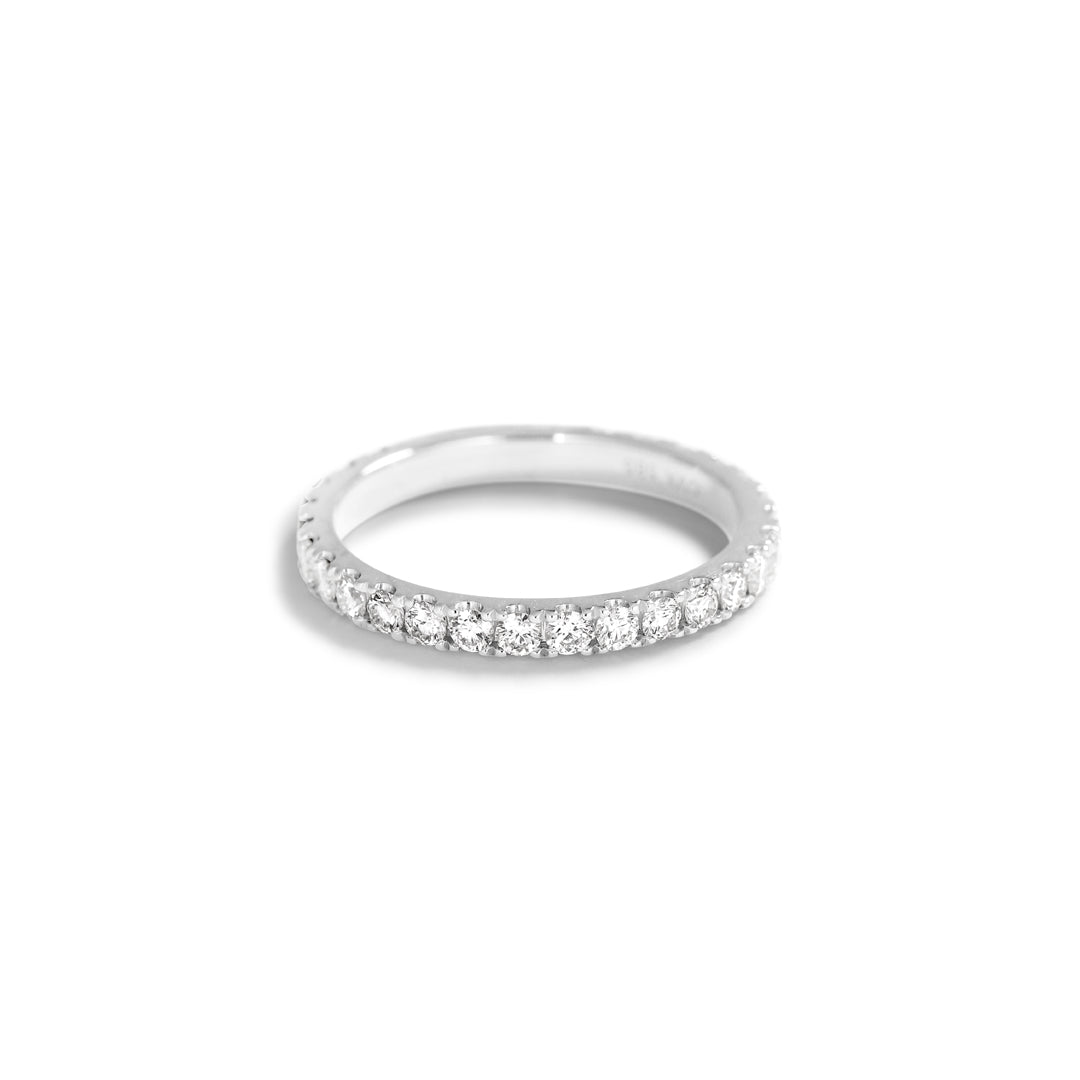 Eternityring i v-split i hvidguld med 0,03 ct.