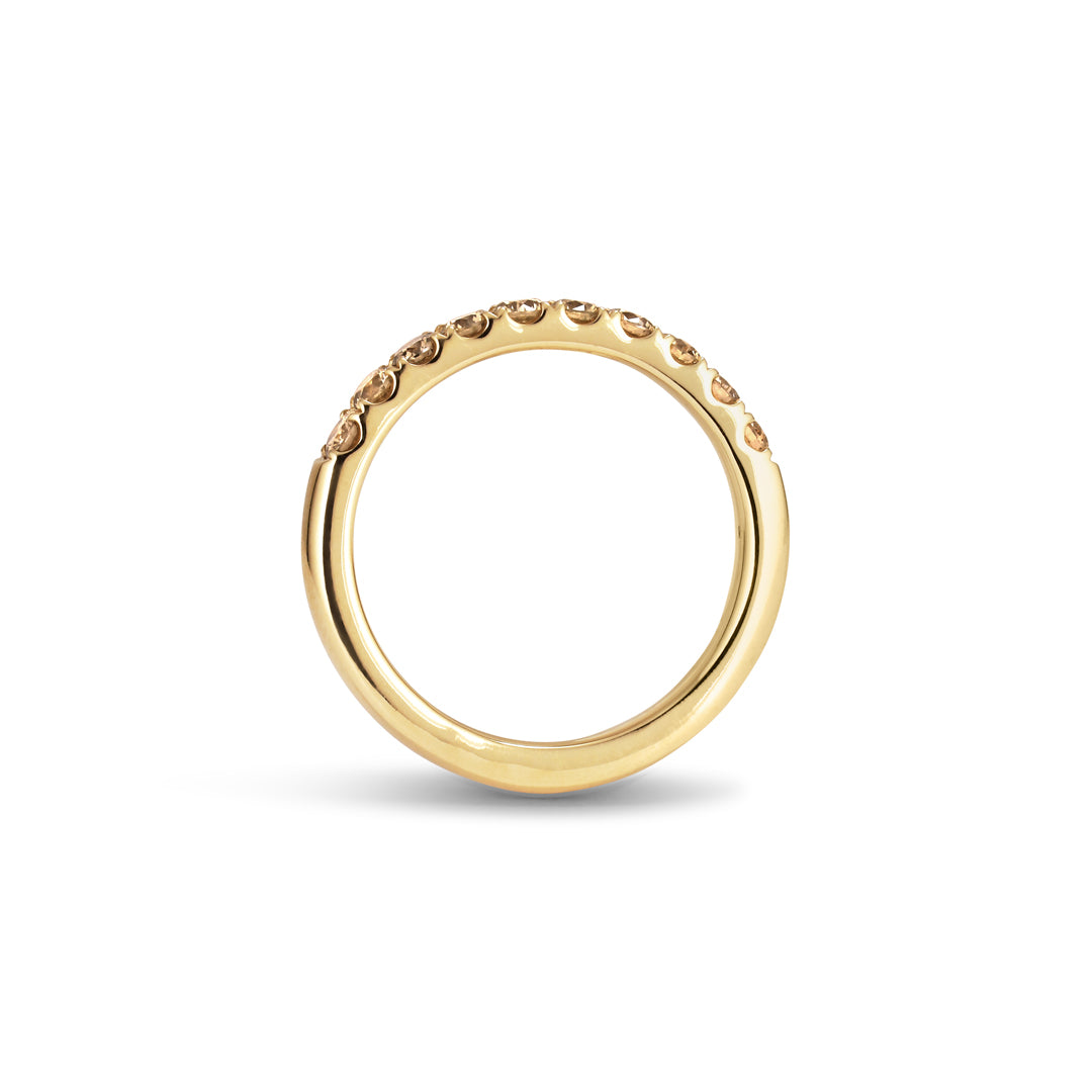 Alliancering i v-split med 10x 0,05 ct. champagne