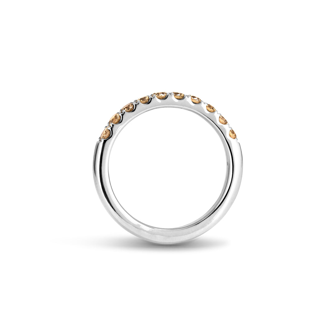 Alliancering i hvidguld i v-split med 10x 0,05 ct. champagne