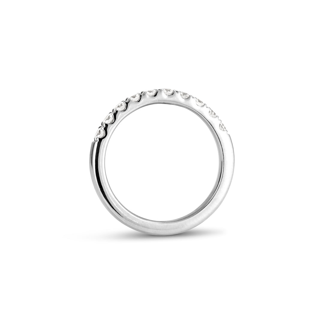 Alliancering i v-split i hvidguld med 10x 0,05 ct.