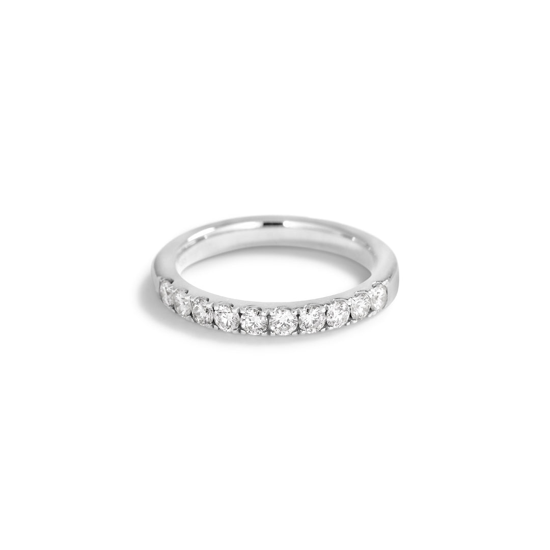 Alliancering i v-split i hvidguld med 10x 0,05 ct.