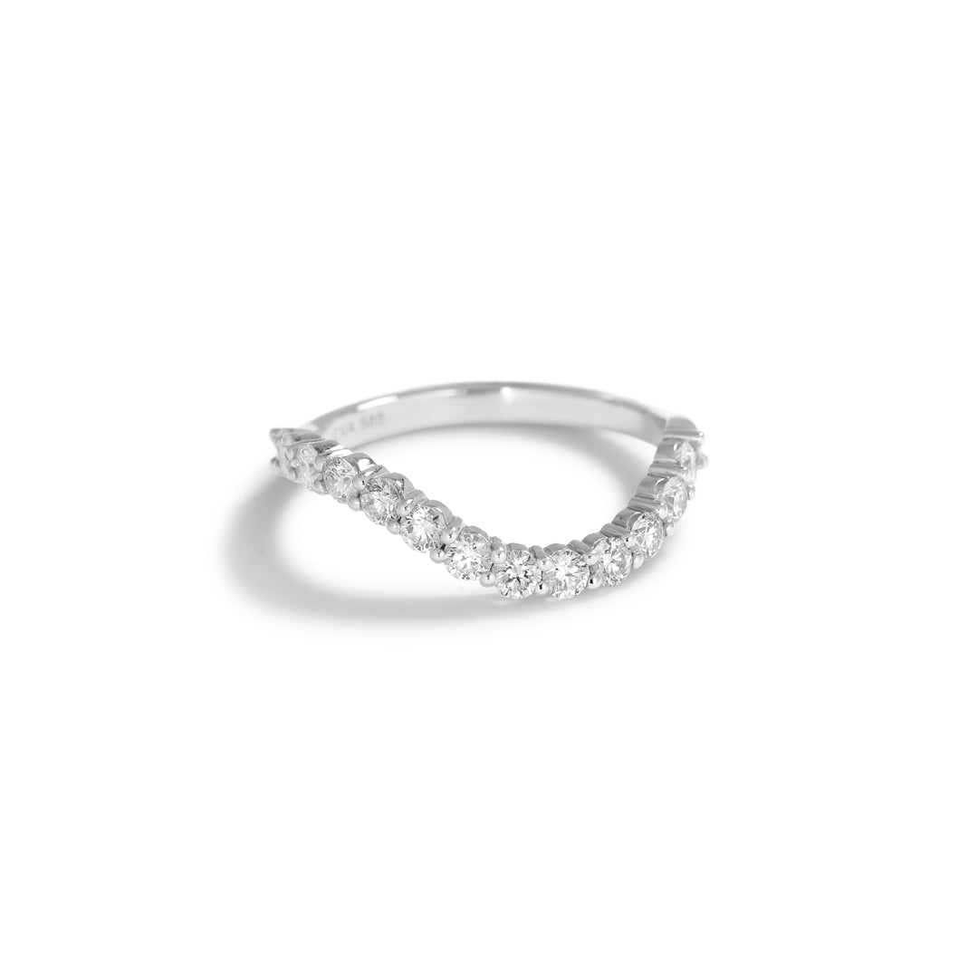 Curvy alliancering i hvidguld med 13x 0,05 ct.