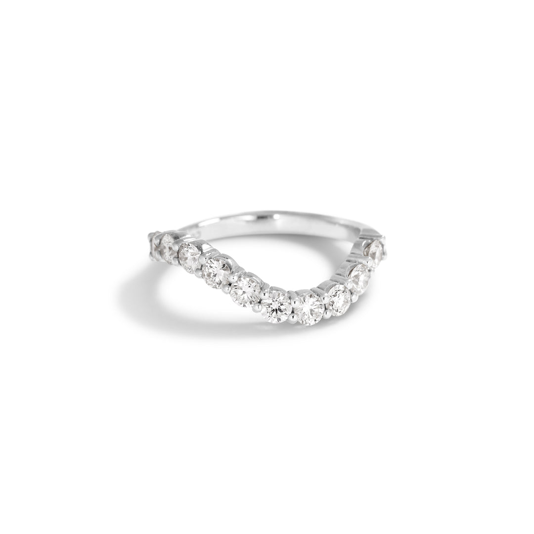 Curvy alliancering i hvidguld med 10x 0,10 ct.