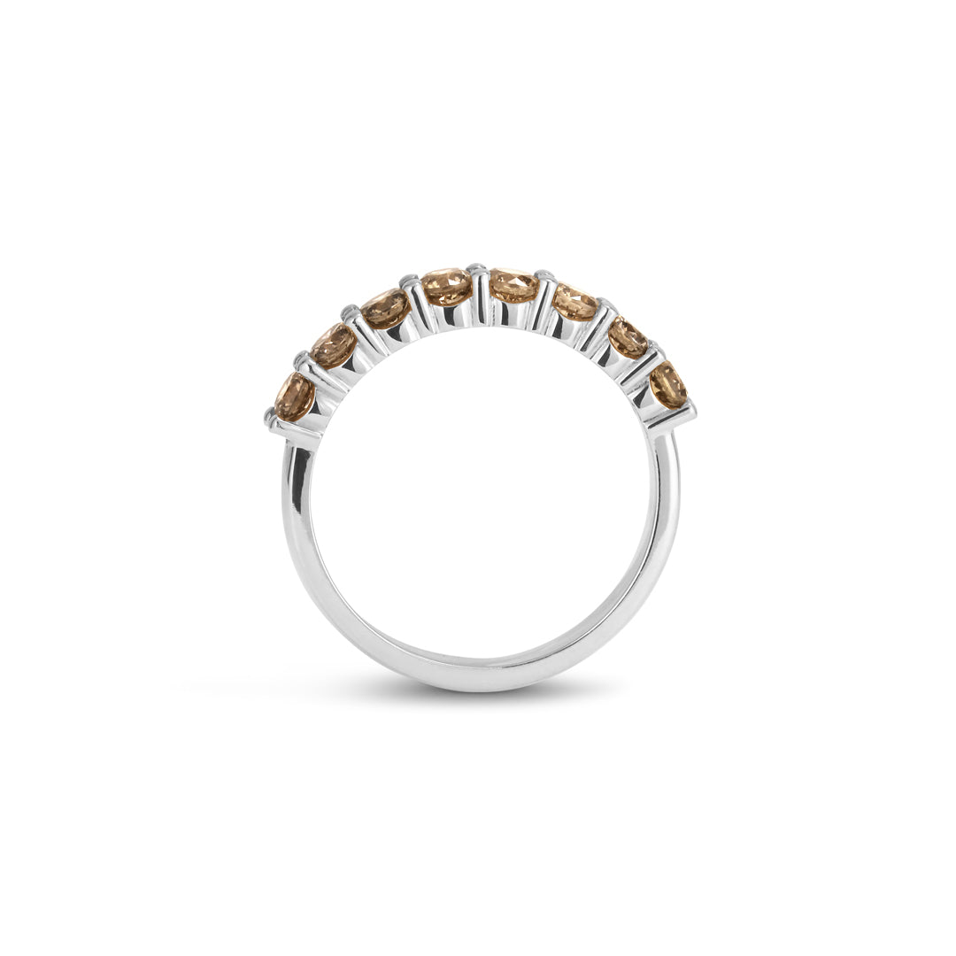 Alliancering i shared prongs i hvidguld med 8x 0,10 ct. champagne