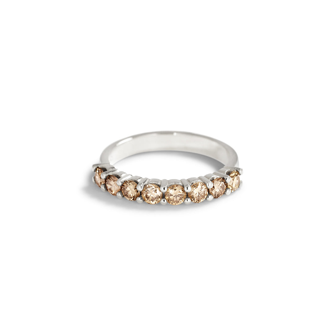 Alliancering i shared prongs i hvidguld med 8x 0,10 ct. champagne