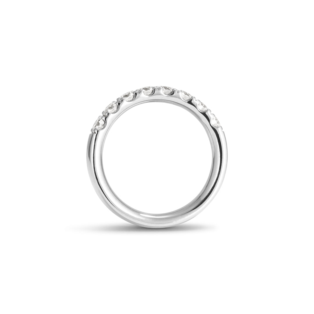 Alliancering i v-split i hvidguld med 8x 0,10 ct.