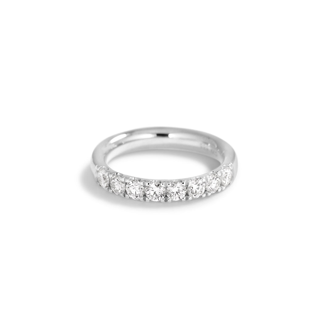 Alliancering i v-split i hvidguld med 8x 0,10 ct.