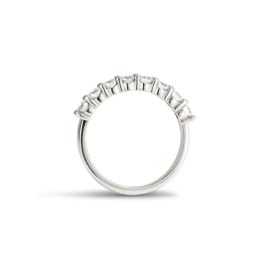 Alliancering i shared prongs i hvidguld med 8x 0,10 ct.
