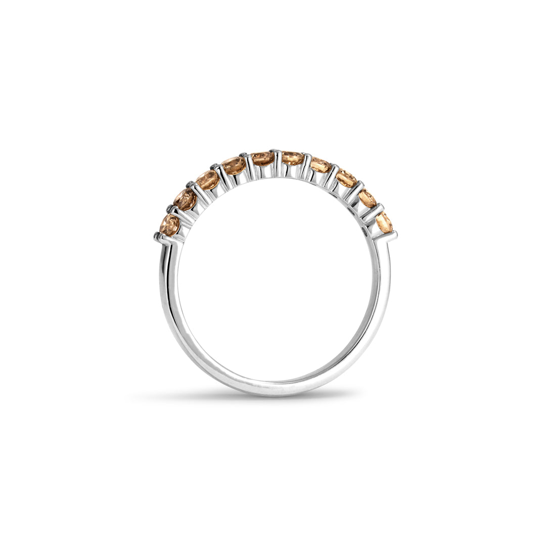 Alliancering i shared prongs i hvidguld med 10x 0,05 ct. champagne