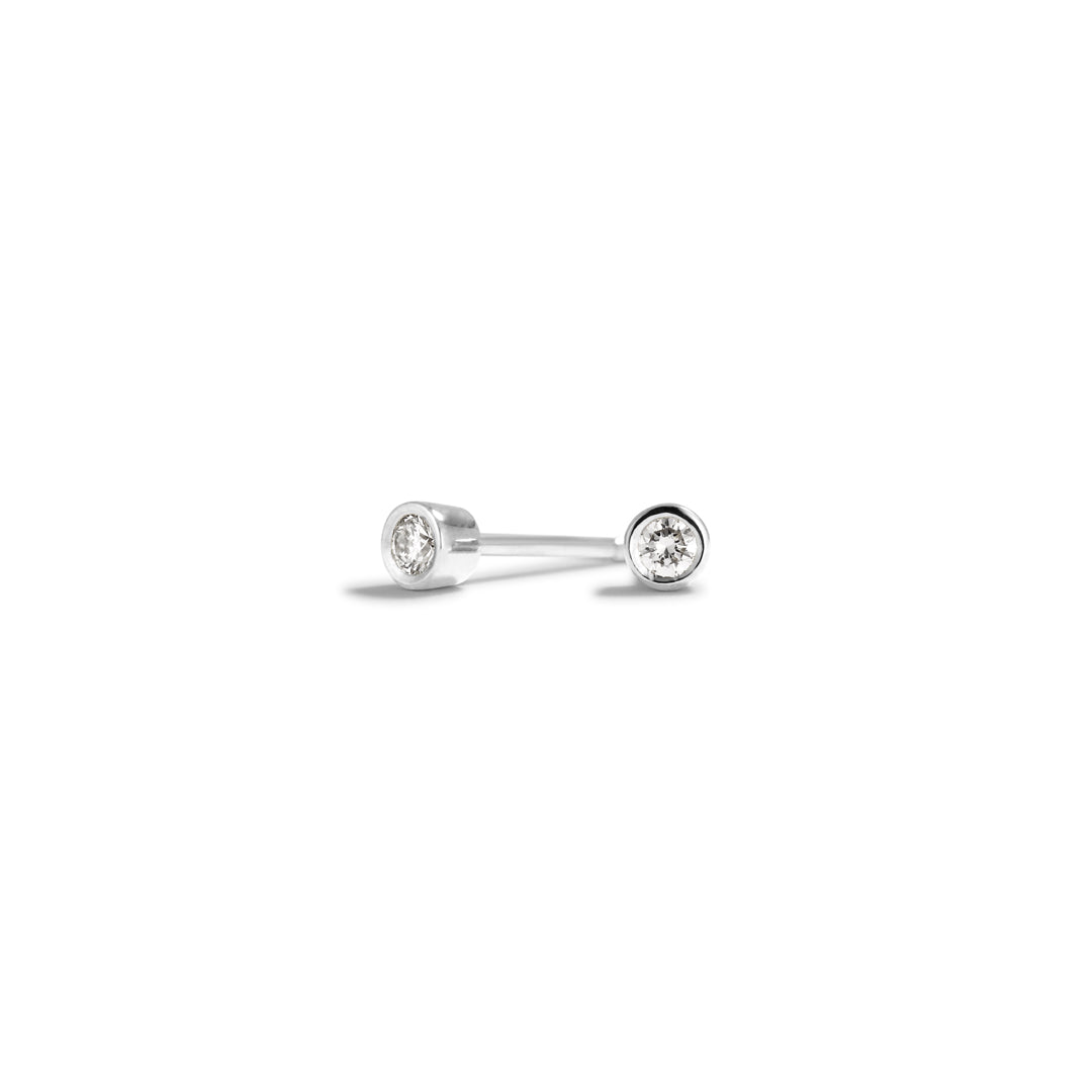 Bezel solitaire ørestikker i hvidguld med 2x 0,05 ct.