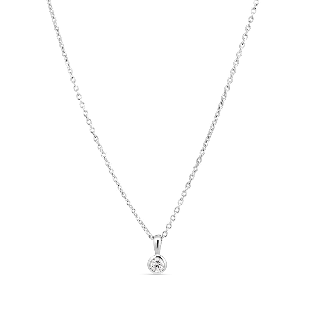 Solitaire bezel halskæde i hvidguld med 0,10 ct.