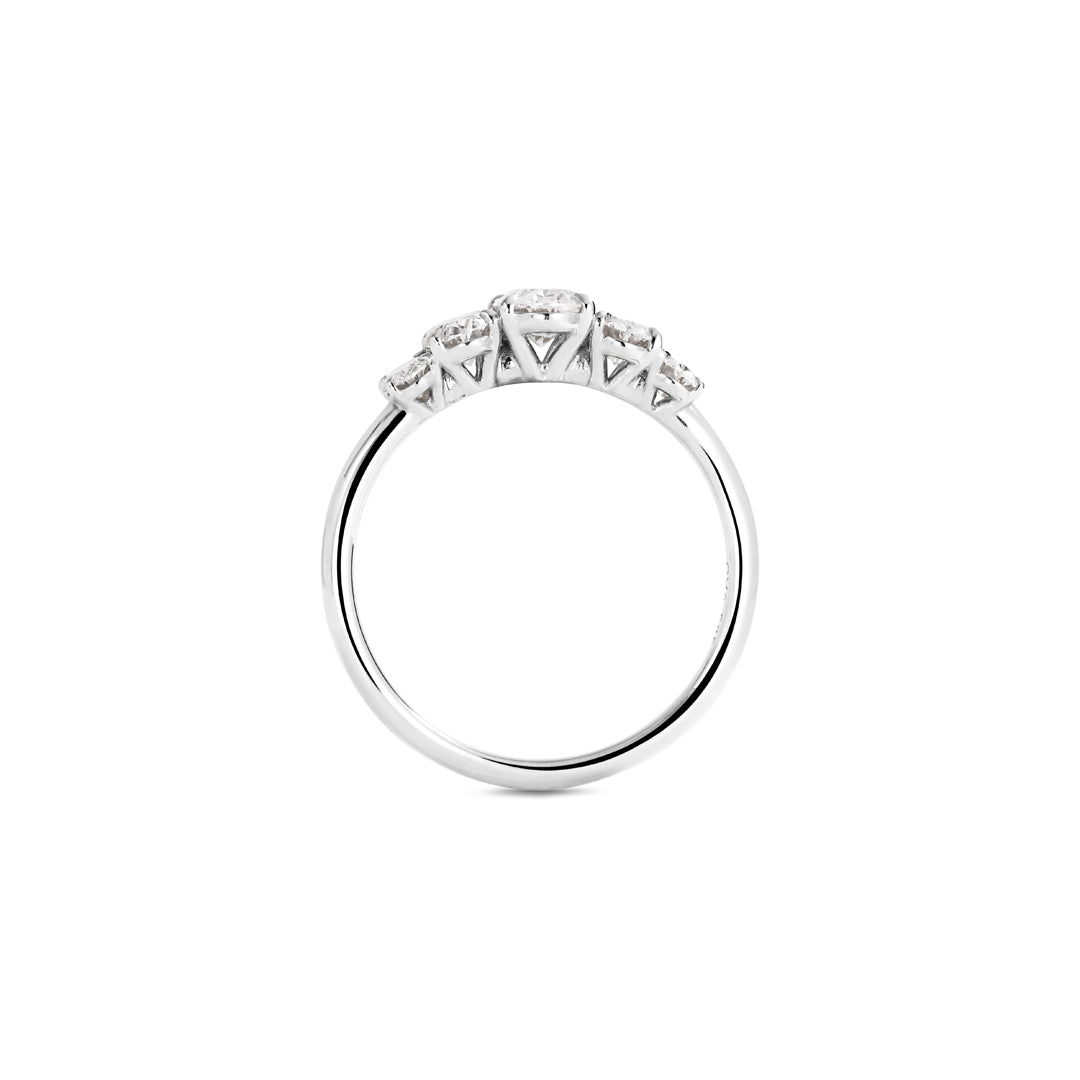 Graduerende oval 5-stens ring i hvidguld med i alt 1,00 ct.