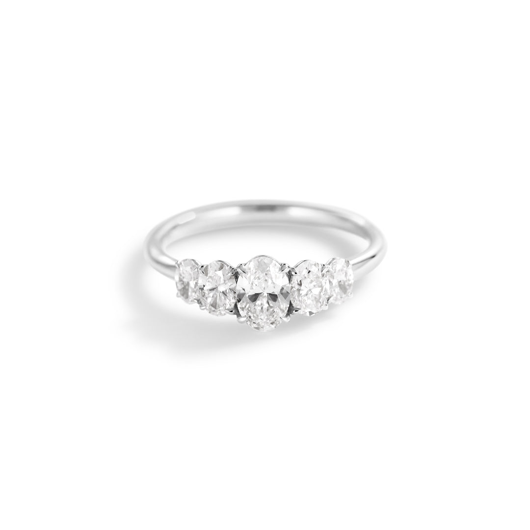 Graduerende oval 5-stens ring i hvidguld med i alt 1,00 ct.