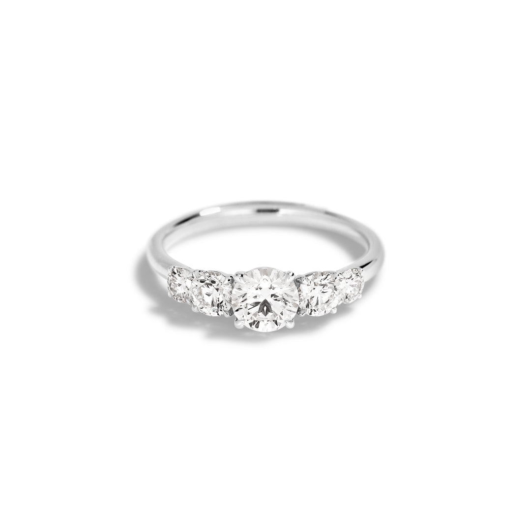 Graduerende 5-stens ring i hvidguld - i alt 1,31 ct.