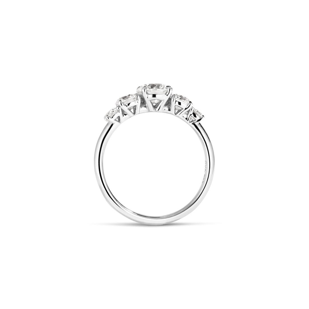 Graduerende 5-stens ring i hvidguld - i alt 1,31 ct.