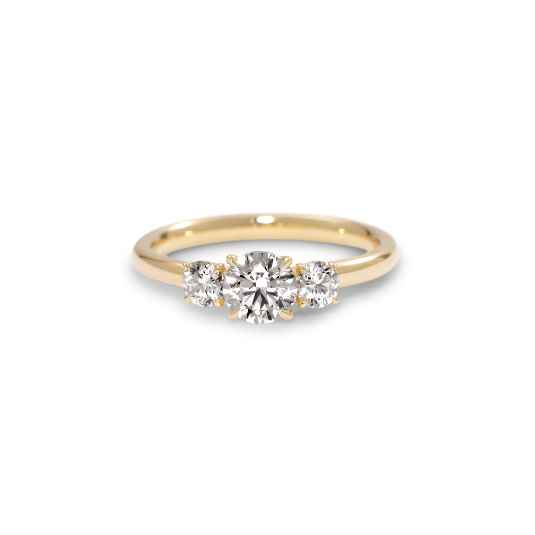 3-stens ring med 0,15-0,60-0,15 ct.