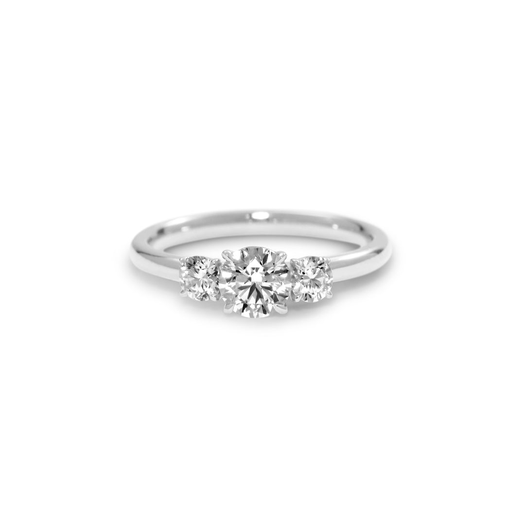3-stens ring i hvidguld med 0,15-0,60-0,15 ct.