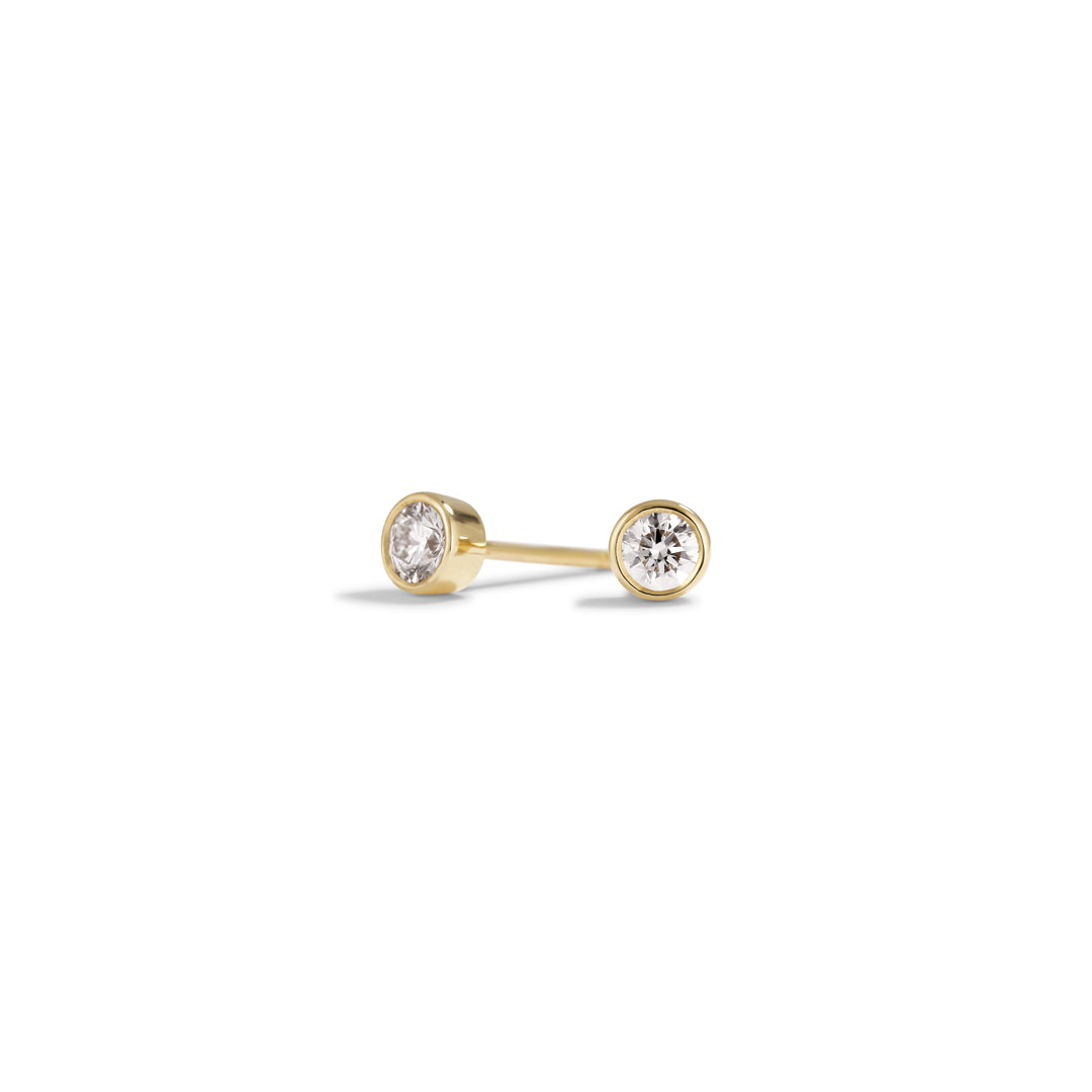 Solitaire bezel ørestikker med 2x 0,15 ct.