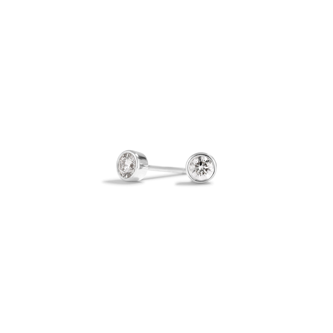 Solitaire bezel ørestikker i hvidguld med 2x 0,15 ct. - hvidguld