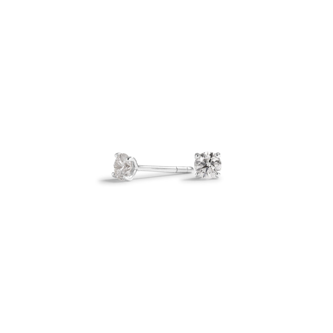 Solitaire ørestikker i hvidguld med 2x 0,15 ct.