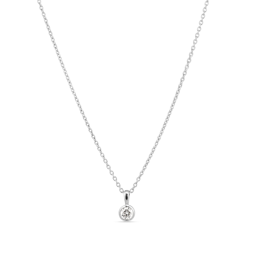 Solitaire bezel vedhæng i hvidguld med 0,20 ct.