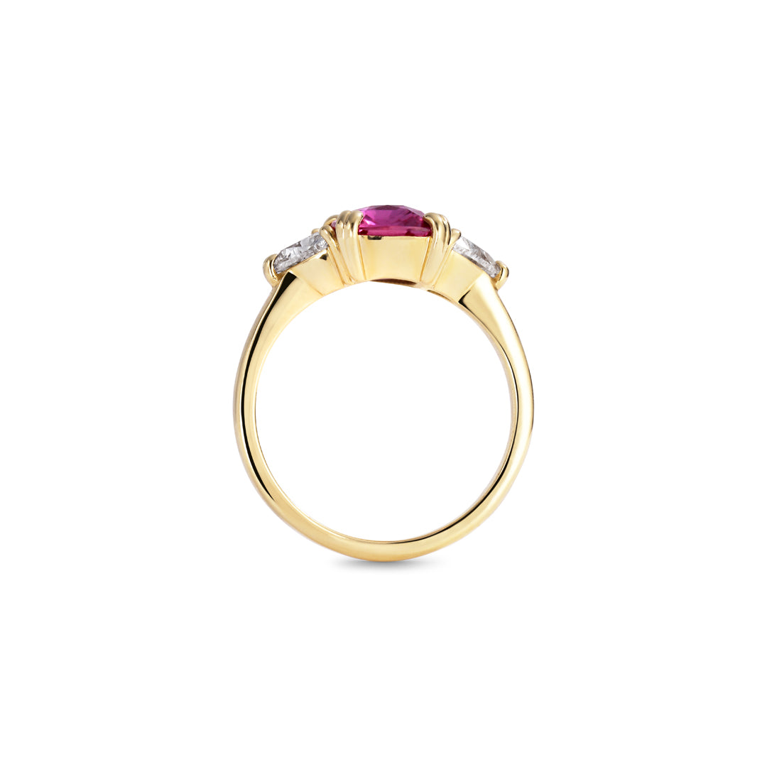 3-stens ring med 0,28-2,21-0,28 ct. diamanter & safir