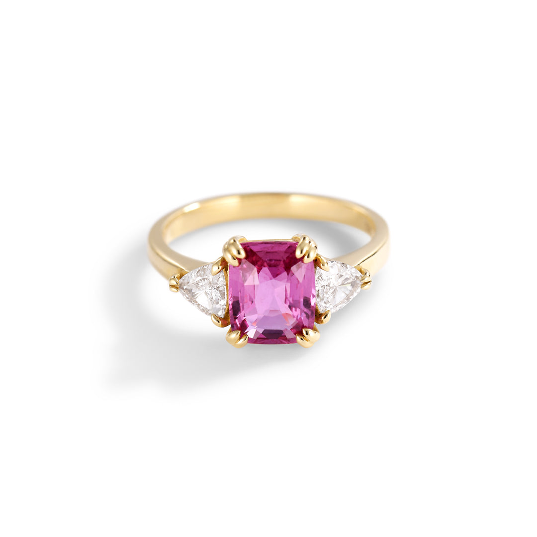 3-stens ring med 0,28-2,21-0,28 ct. diamanter & safir