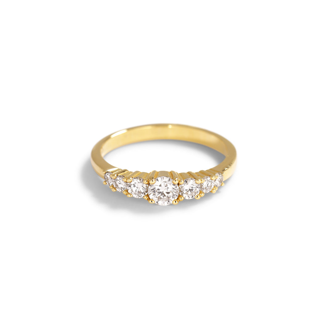 Graduerende 7-stens ring - i alt 0,63 ct.