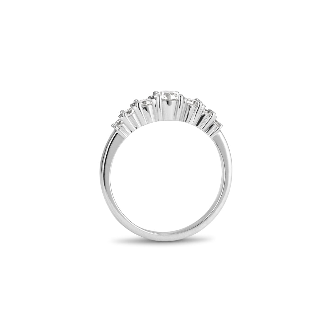 Graduerende 7-stens ring i hvidguld - i alt 0,63 ct.