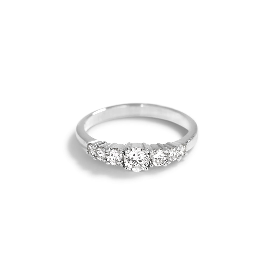 Graduerende 7-stens ring i hvidguld - i alt 0,63 ct.