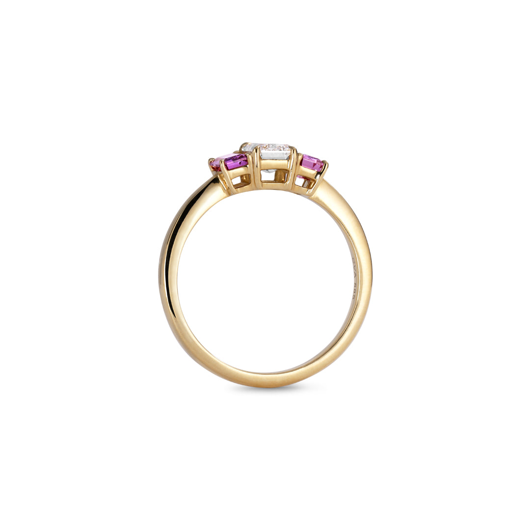 3-stens ring med 0,32-0,61-0,32 ct. safirer & diamant