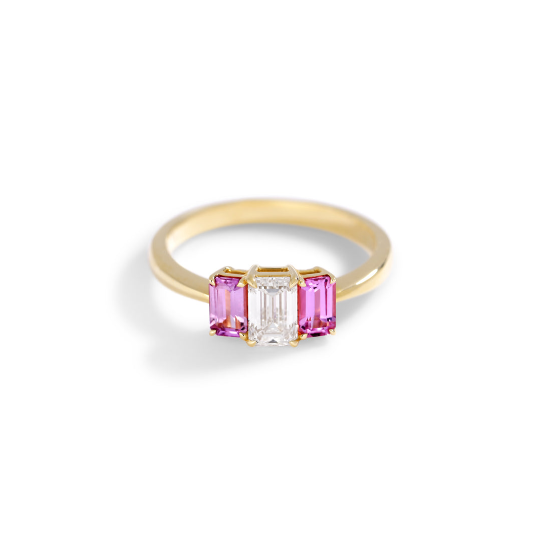 3-stens ring med 0,32-0,61-0,32 ct. safirer & diamant