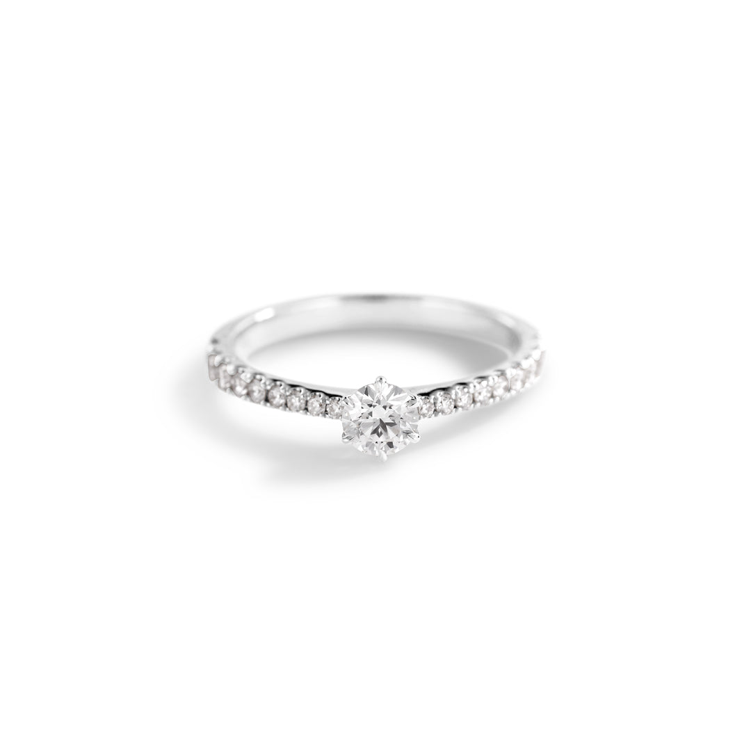 Solitairering med sidesten i hvidguld med 0,30 ct.