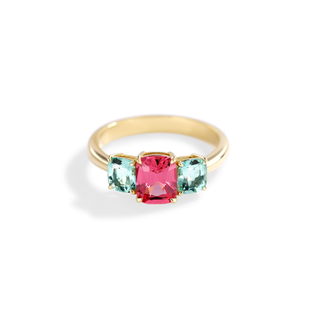 3-stens ring med 0,39-1,11-0,39 ct. smaragder & spinel