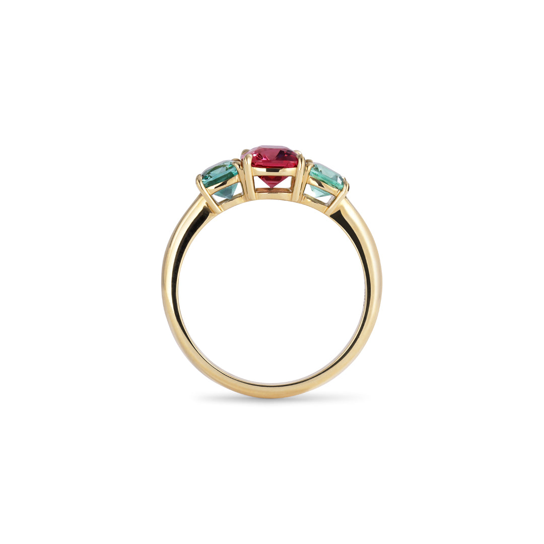 3-stens ring med 0,39-1,11-0,39 ct. smaragder & spinel