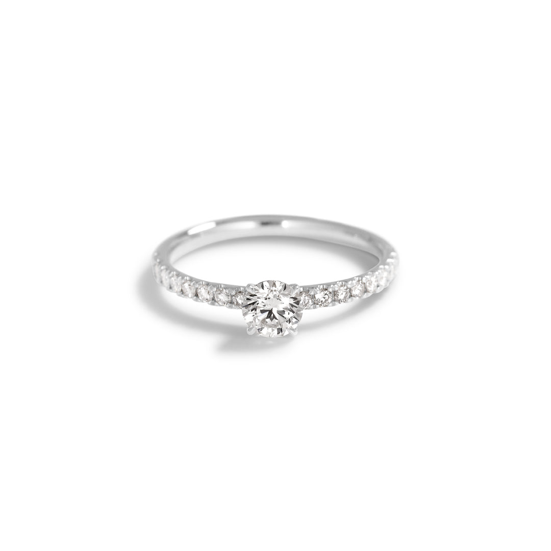 Solitairering med sidesten i hvidguld med 0,40 ct.