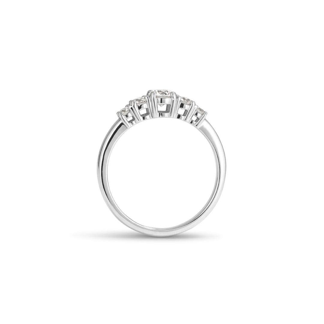 Graduerende oval 5-stens ring i hvidguld - i alt 0,55 ct.