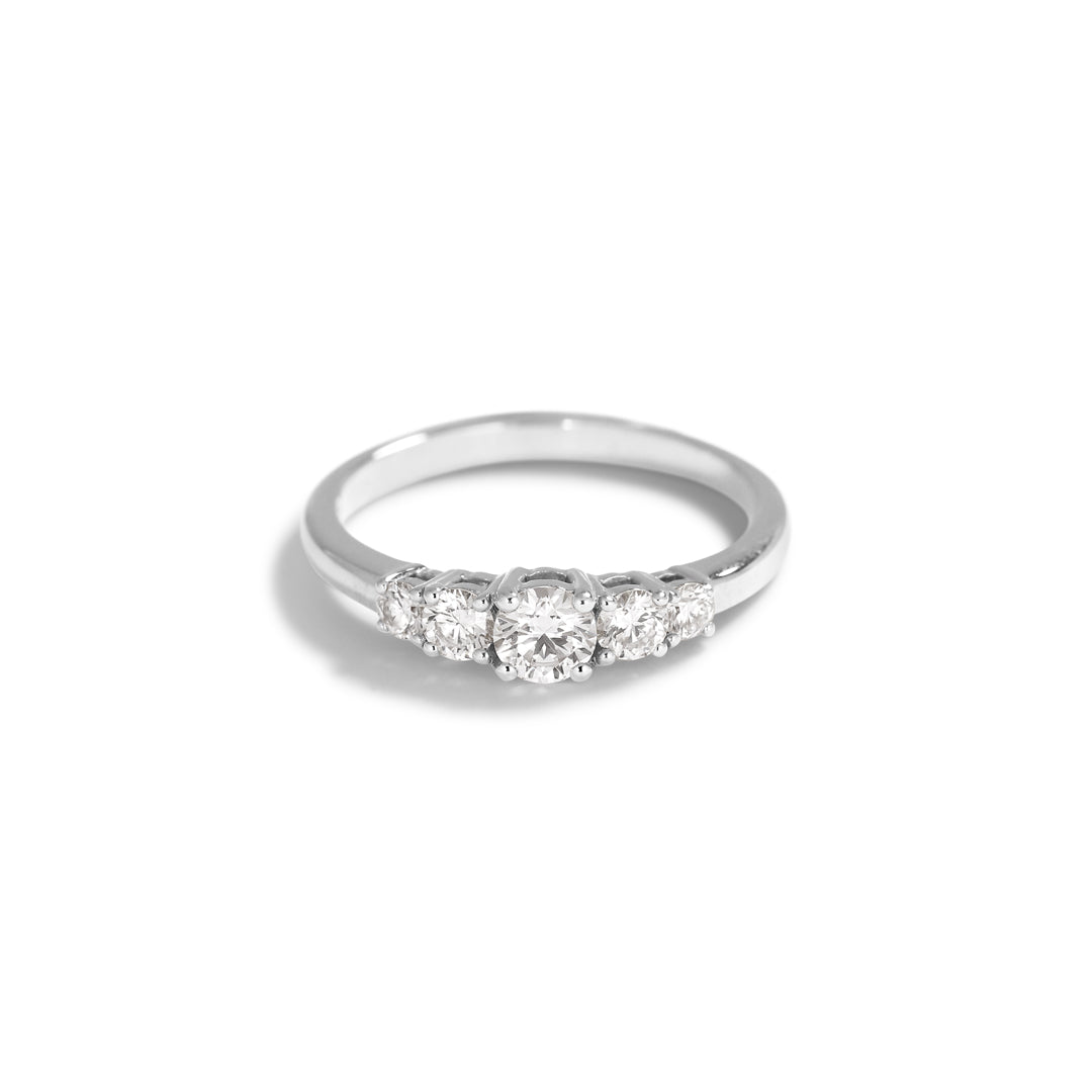 Graduerende oval 5-stens ring i hvidguld - i alt 0,55 ct.