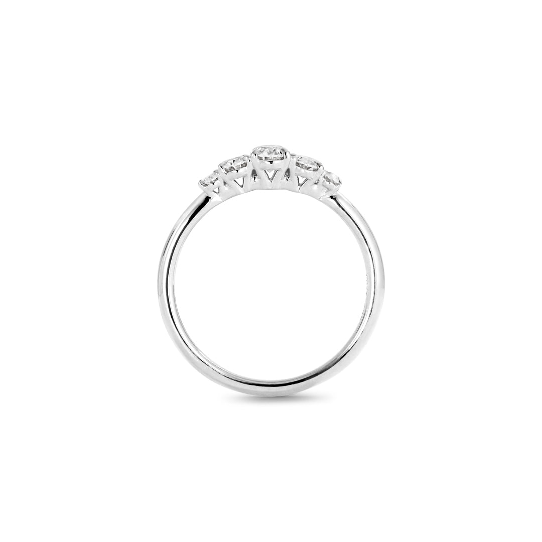 Graduerende oval 5-stens ring i hvidguld med i alt 0,55 ct.