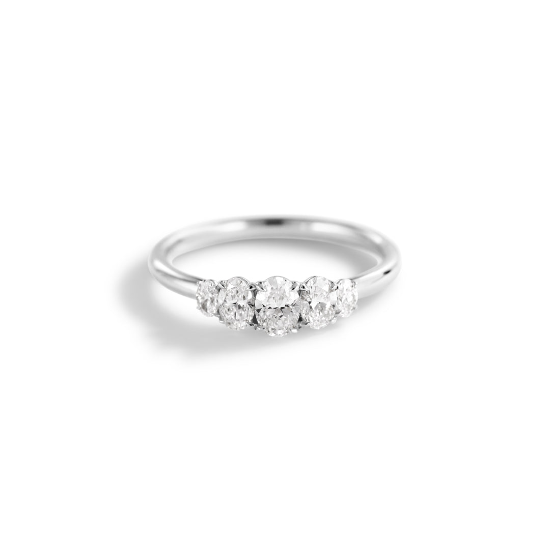 Graduerende oval 5-stens ring i hvidguld med i alt 0,55 ct.