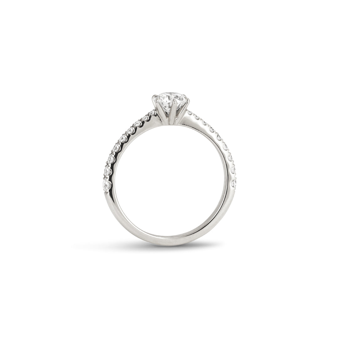 Solitairering med sidesten i hvidguld med 0,50 ct.