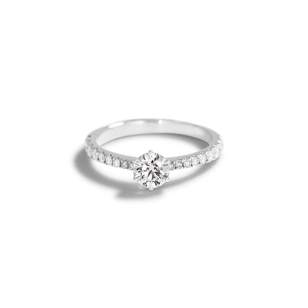 Solitairering med sidesten i hvidguld med 0,50 ct.