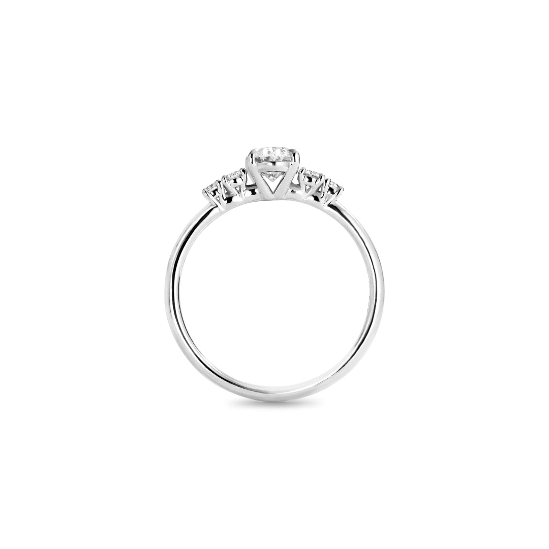Solitairering i hvidguld med sidesten 0,60 ct. oval diamant