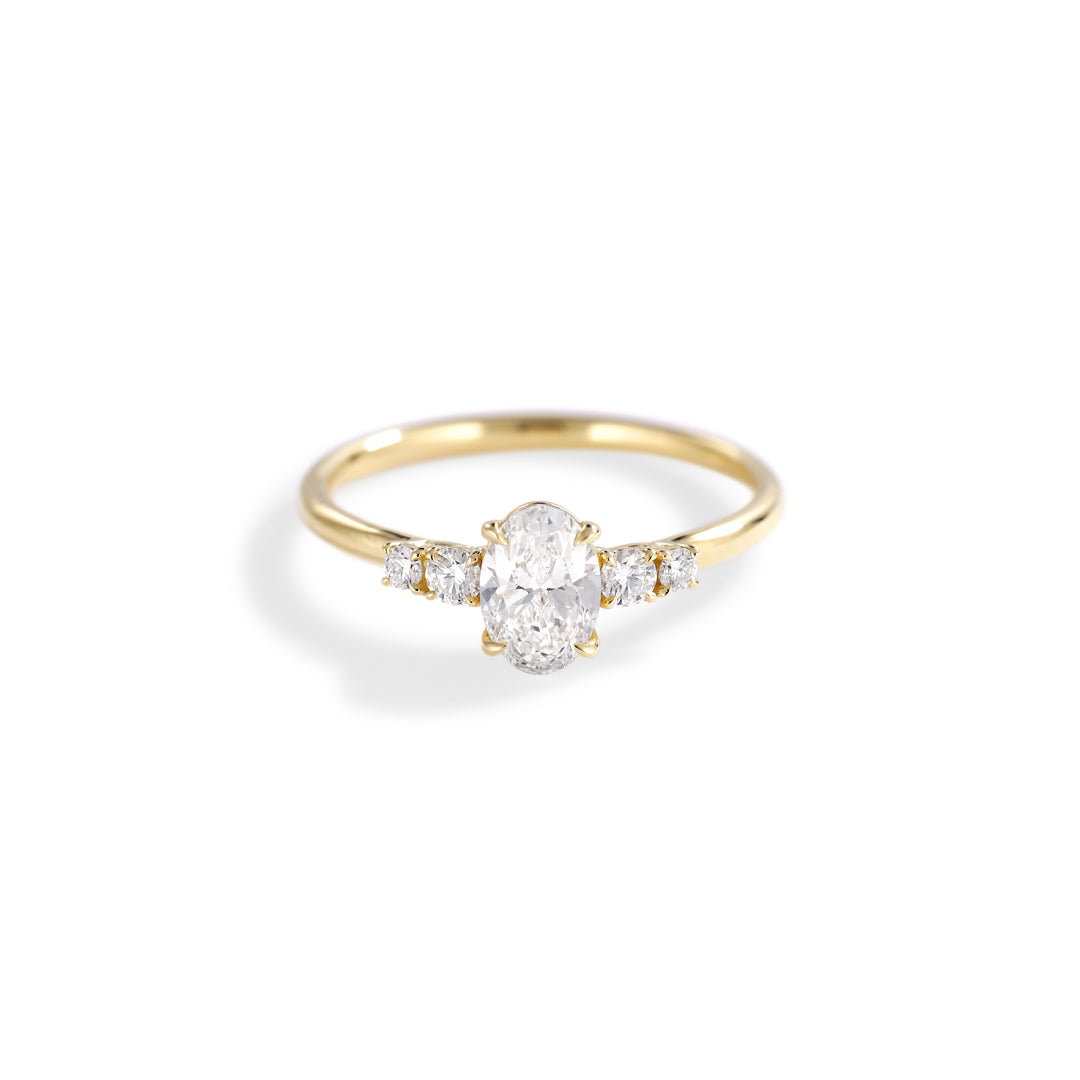 Solitairering med sidesten 0,60 ct. oval