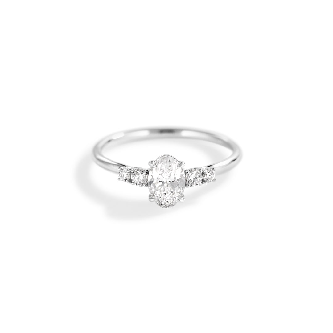 Solitairering i hvidguld med sidesten 0,60 ct. oval diamant