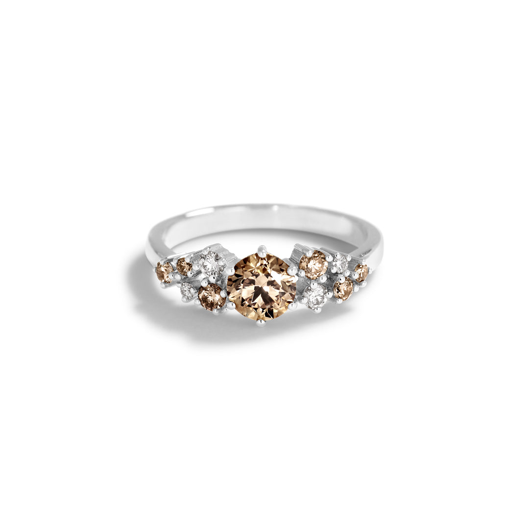 Sprinkled Stars ring i hvidguld med 0,60 ct. champagne