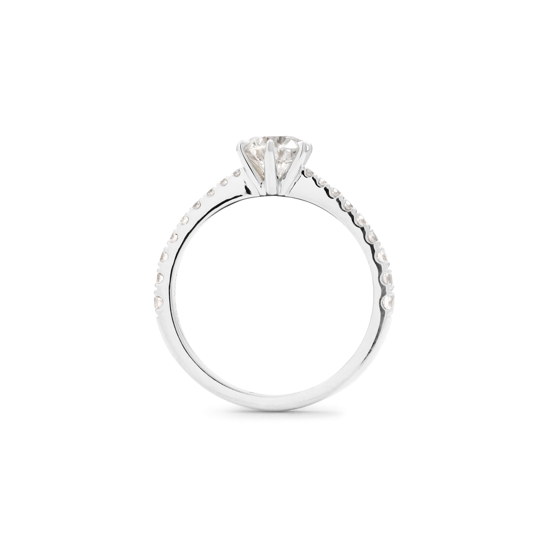 Solitairering i hvidguld med sidesten 0,70 ct.