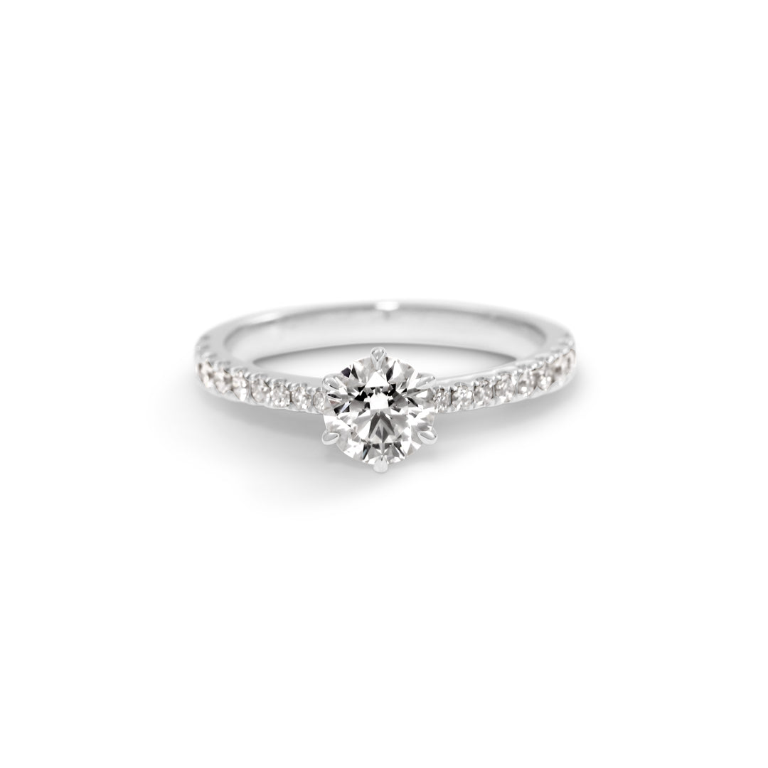 Solitairering i hvidguld med sidesten 0,70 ct.
