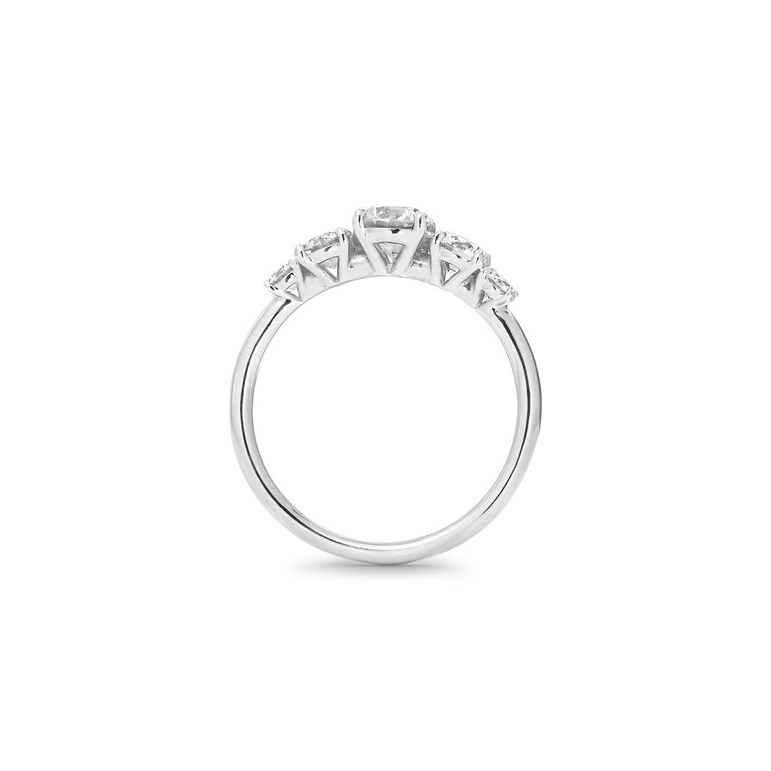 Graduerende 5-stens ring i hvidguld - i alt 1,06 ct.